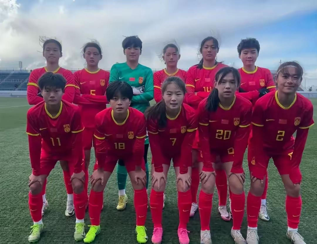中国女足队员在比赛中展现出强大实力