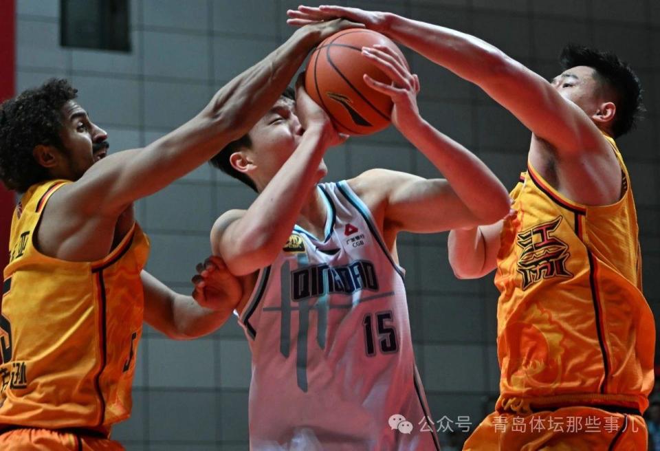 青岛男篮惜败山东队,遭遇两连败 青岛男篮惜败山东队,遭遇两连败