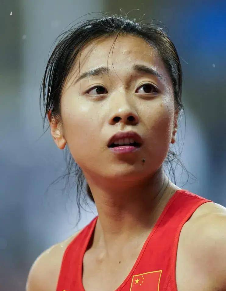 中国女足球员勇攀高峰,争取在国际赛场上一飞冲天 中国女足球员勇攀高峰,争取在国际赛场上一飞冲天