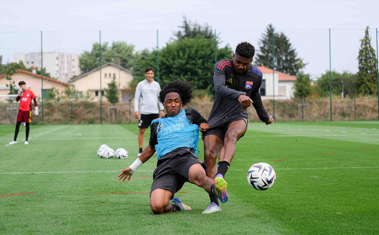 里昂球员在法甲联赛中取得关键胜利 里昂球员在法甲联赛中取得关键胜利