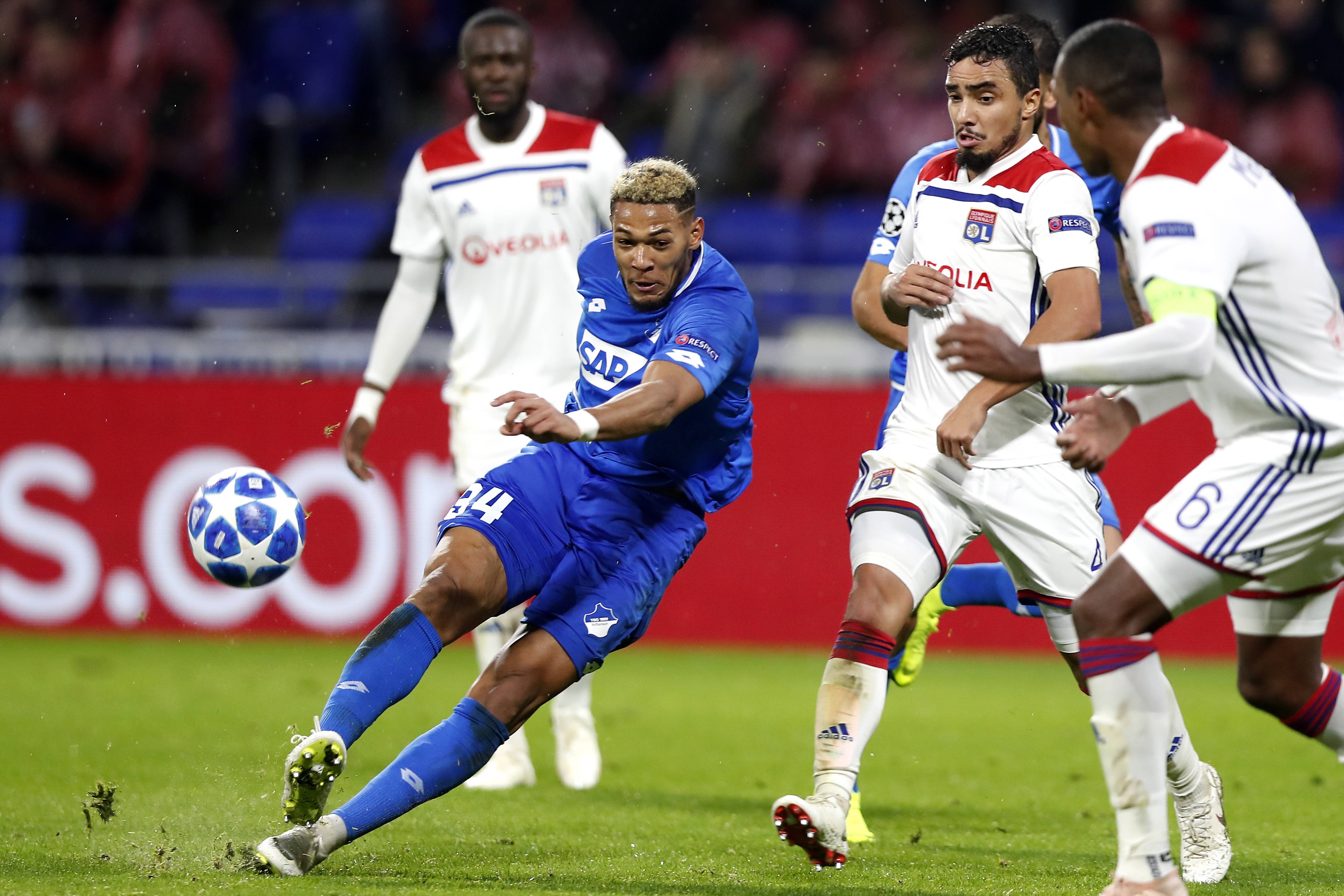 里昂球员在法甲联赛中取得关键胜利 里昂球员在法甲联赛中取得关键胜利